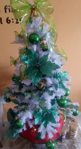 ÁRVORE DE NATAL COM ENFEITES INCLUSOS