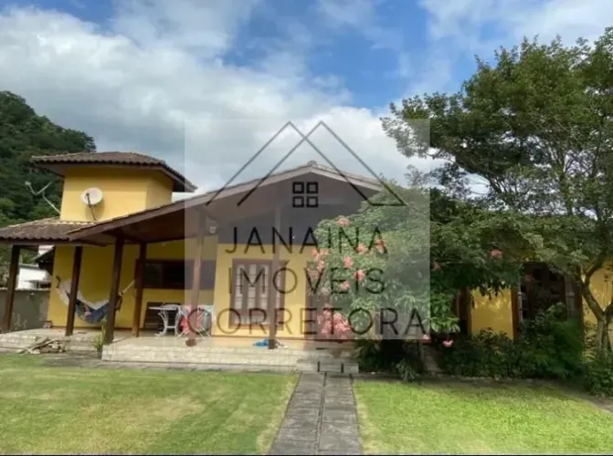 Casa linear, 4 quarto sendo suítes, em condomínio com infraestrutura na Cotia - Guapimirim