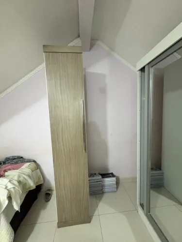 Torre com prateleiras