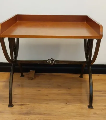 Mesa lateral Vintage, com tampo de madeira e base de metal forjado