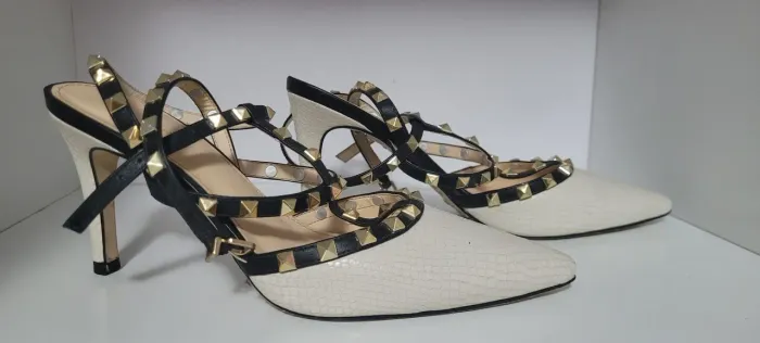 Sapato Scarpin couro legítimo tachas