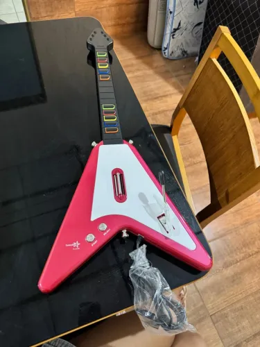 Guitarra de Videogame Rosa e Branca - Estilo Guitar Hero
