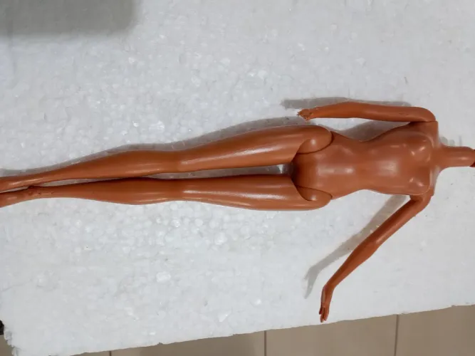 Corpo de boneca barbie Mattel negra com avaria