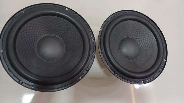 Kit 2 woofer 8 polegadas LG 6 OHMS, em perfeito estado. Sem nenhuma avaria.