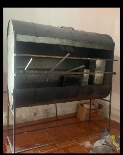 Vendo churrasqueira para galeteria com 4 espetos
