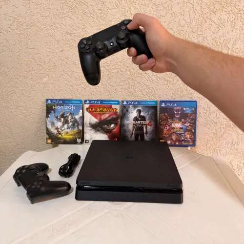PlayStation 4 Slim + 4 Jogos + 2 Controles