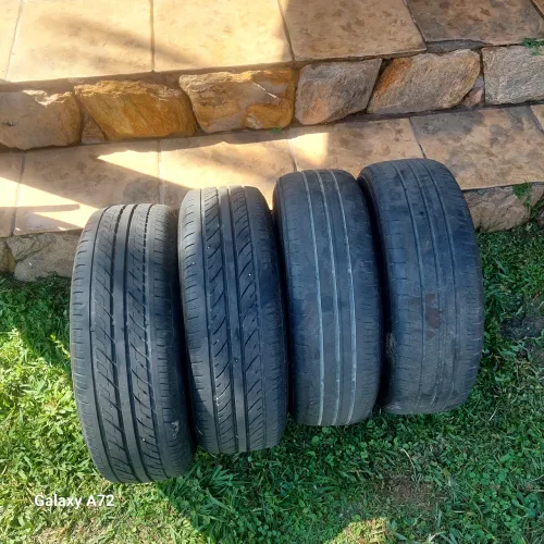 Jogo de rodas com pneus em excelente estado com calotas