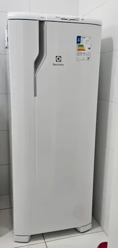 Geladeira Electrolux 240L