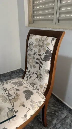 Mesa com tampo de vidro e 6 cadeiras acolchoadas