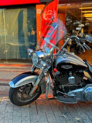 HARLEY ROAD KING CLASSIC 2015 COM APENAS 38.000 KM E ACESSÓRIOS