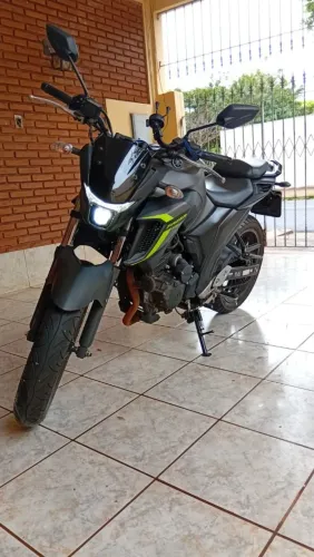 Moto FZ25