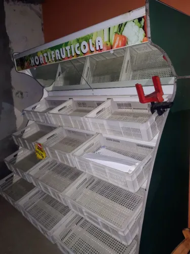 Expositor de frutas 12 caixas grande e bem conservada e reforçada , com espelho e iluminac