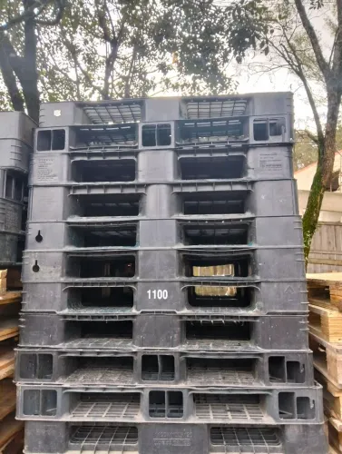 Paletes de plástico usado