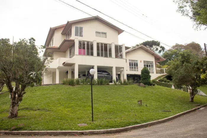 Sobrado de alto padrão à venda em condomínio fechado em Curitiba PR