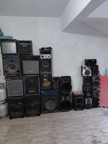 Lote de caixas dd som em geral 