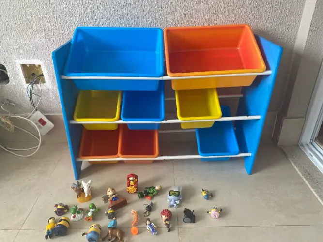 Organizador de brinquedos com alguns brinquedos