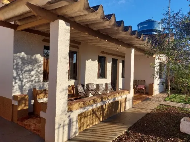 Casa no Jardim Lar Paraná com 4 quartos (1 suíte) e edícula com 3 cômodos.