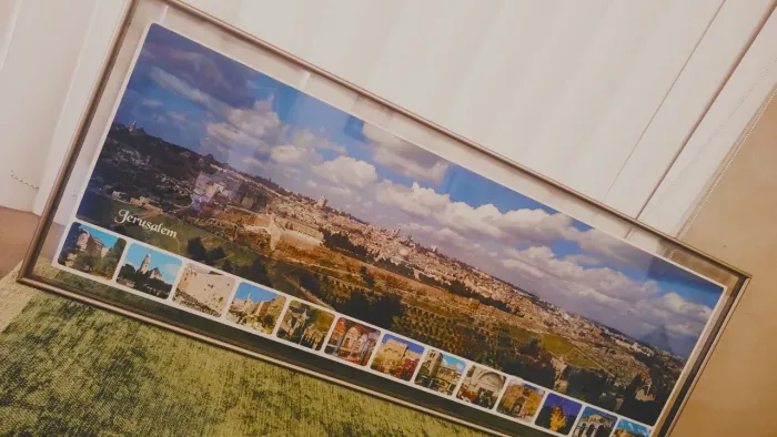 Quadro com tela da cidade sagrada 