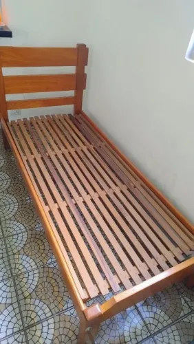 Cama de solteiro (madeira maciça)