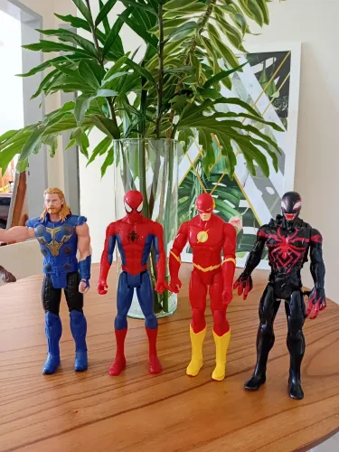 Dia das crianças chegando...presentei com os bonecos vingadores.