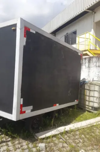 Bau com carretinha 