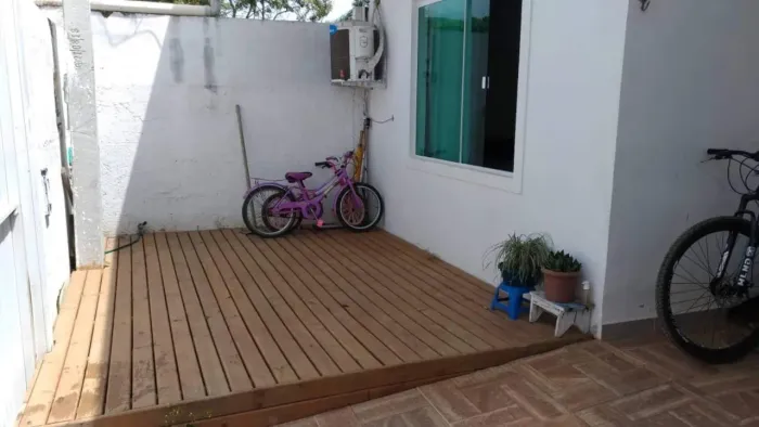 Casa aconchegante com 2 Quartos, Deck e Laje Pronta para Segundo Piso