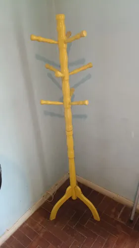 Cabideiro porta bolsas amarelo em madeira