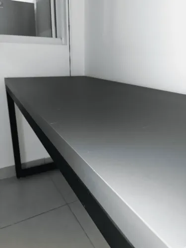 Mesa escrivaninha 100% MDF duplo com pés de perfil metálico