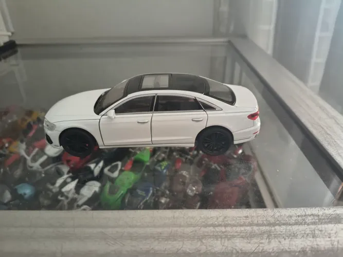 Miniatura Audi A8L e Mercedes Benz AMG GTR