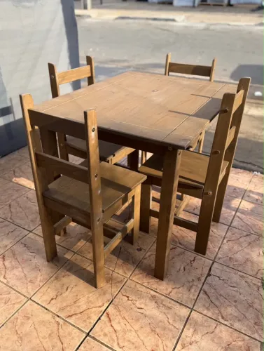 Jogo de Mesa com 4 Cadeiras