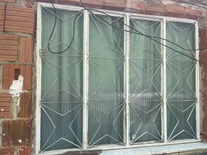 JANELA DE FERRO COM TODOS OS VIDROS