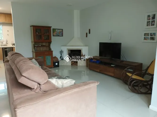 Casa em condomínio para locação com 4 quartos, 3 suítes, 2 vagas na Ponta das Canas em Flo