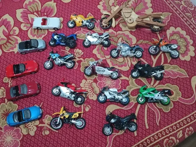 miniatura coleçao sendo 13 motos 5 carros e uma moto em madeira