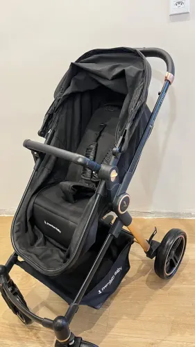 Bebê Comforto+ Carrinho Bebê Premium Baby Collection Preto c/ Detalhes Rose Gold