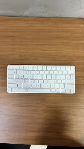 Teclado Apple Original Bluetooth Magic Keyboard A2450 Prata e branco 