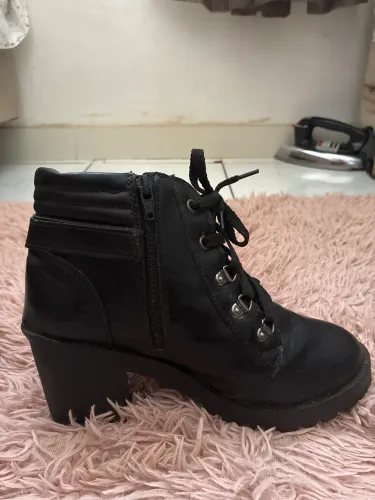 Vende -se uma bota usada só três vezes,por 65 reais 