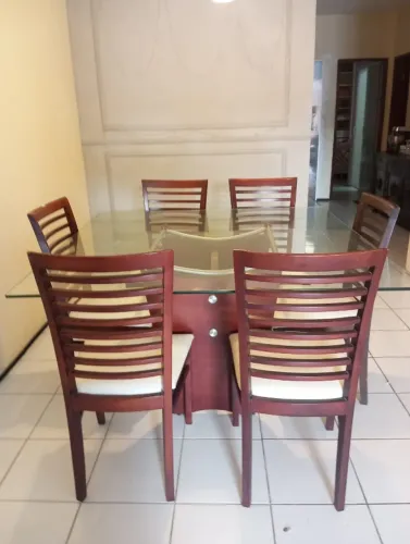 Vendo mesa de jantar- tampo de vidro com 6 cadeiras - ótimo estado