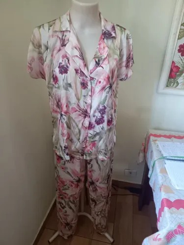 Pijama Feminino Mari M Calça Comprida, Mangas Curtas de Seda Floral Estampado