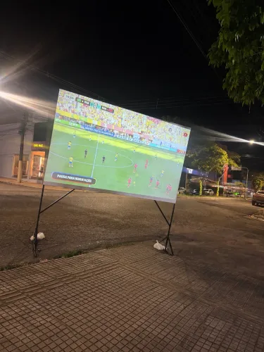 Projetor full hd mais telão ideal para bares restaurantes usado uma vez