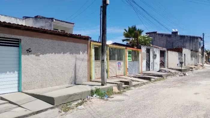Vendo ou troco casa no Marcos Freire lll sendo 03 casas no mesmo terreno 02 com 2/4 , gara