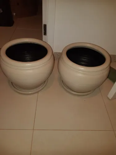 Par de belos vasos cachepôs com 23 CM de abertura e 30 de largura total