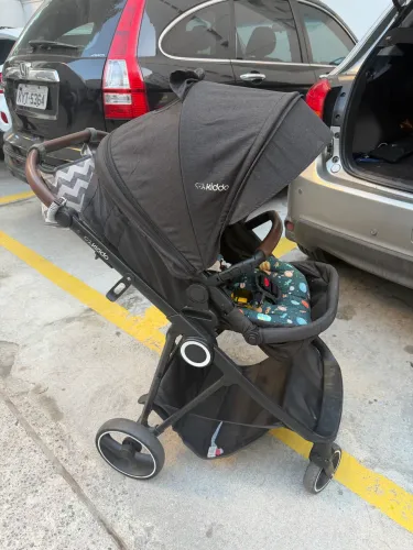 Carrinho Cosmos Kiddo com bebê conforto