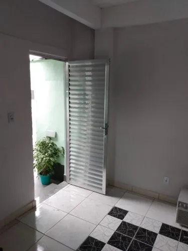 casas na rua das Oficinas, no Engenho de Dentro. Quarto, sala e área de serviço