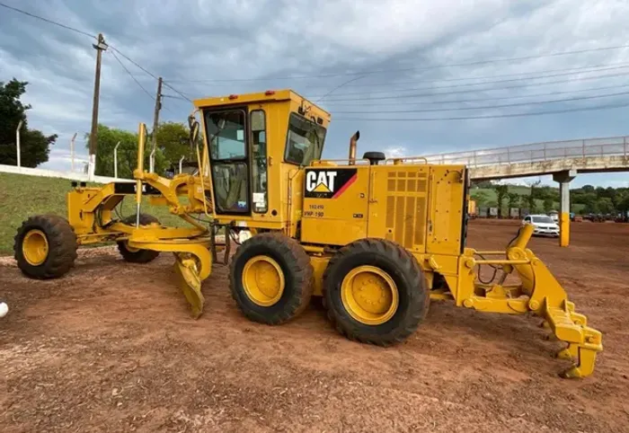 Motoniveladora Caterpillar 140K ano 2013, motor com 800 horas comprado na Sotreq, em SP