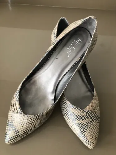 Sapatos de salto alto bege com estampa couro de cobra