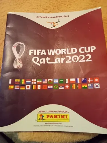 Álbum FIFA World Cup Qatar 2022 Panini com 319 figurinhas coladas