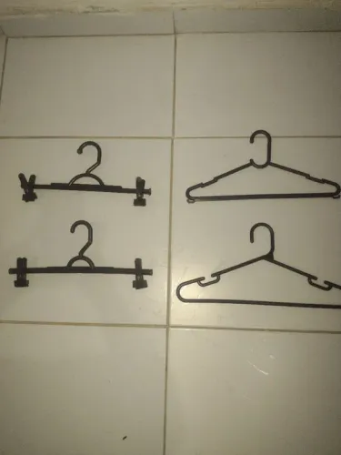 Cabides de plástico para loja