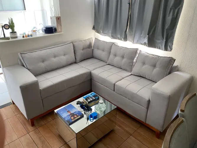 Sofà de canto tecido linho com pé de Madeiras envernizadas R$ 2.399,99 a Vista