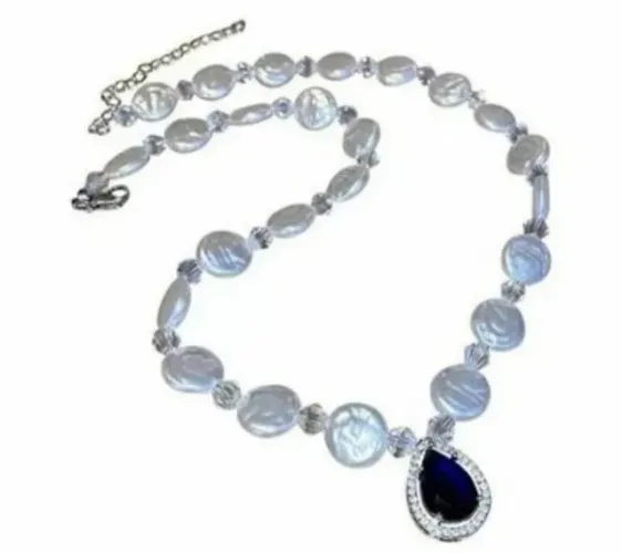 Colar de Pérolas e Cristal