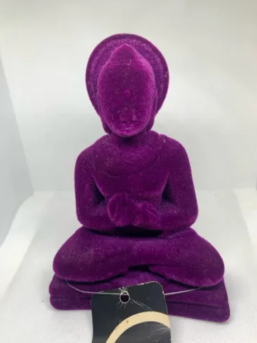 Estátua de Buda em Veludo Roxo